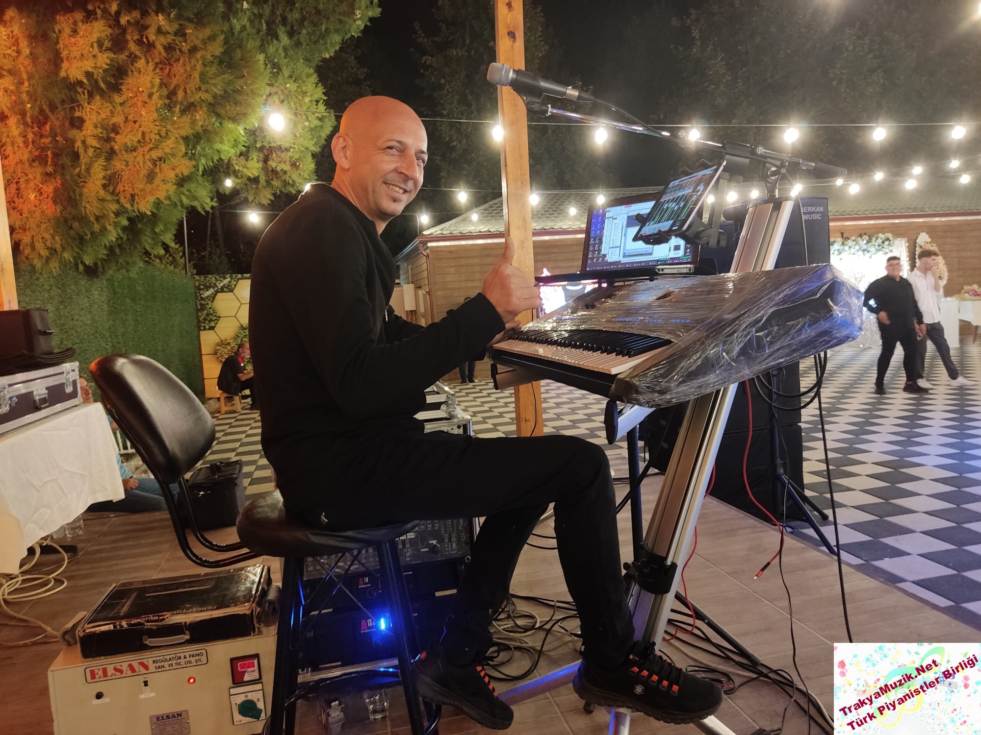 Piyanist_şantör_serkan.jpeg