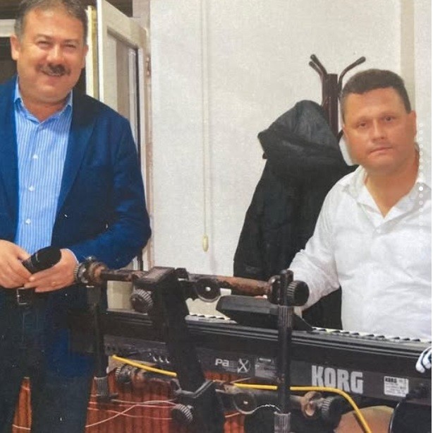 Büyük usta solist Basri-piyanist-e.jpg